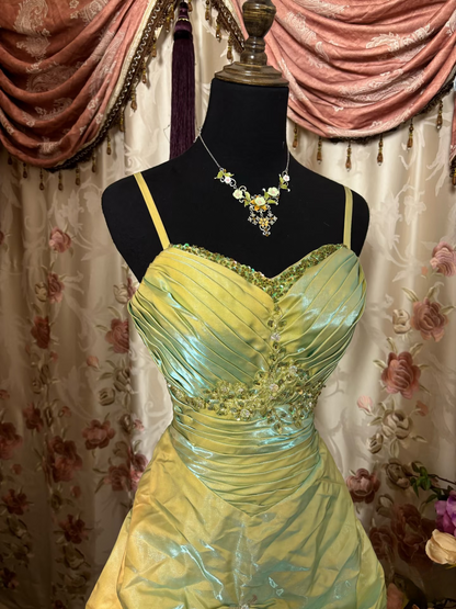 Robe de bal longue vintage sirène à bretelles spaghetti vert sauge ornée de perles et de pierres précieuses, idéale pour les soirées formelles et les adolescentes (AU292)