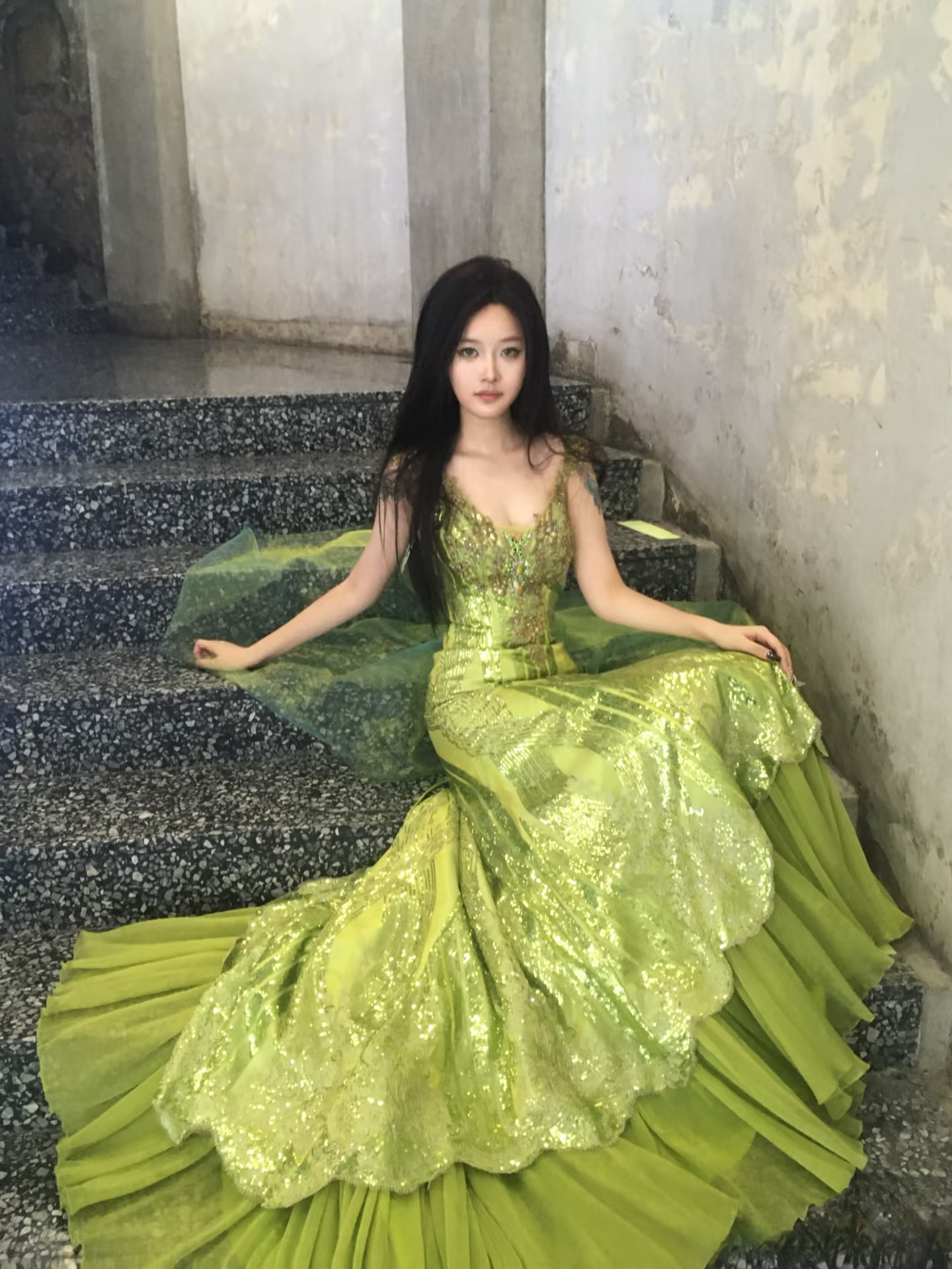 Robe de bal longue vintage sirène à col en V, sequins verts et perles, ornée de pierres précieuses, idéale pour les soirées formelles et les jeunes filles (AU293)