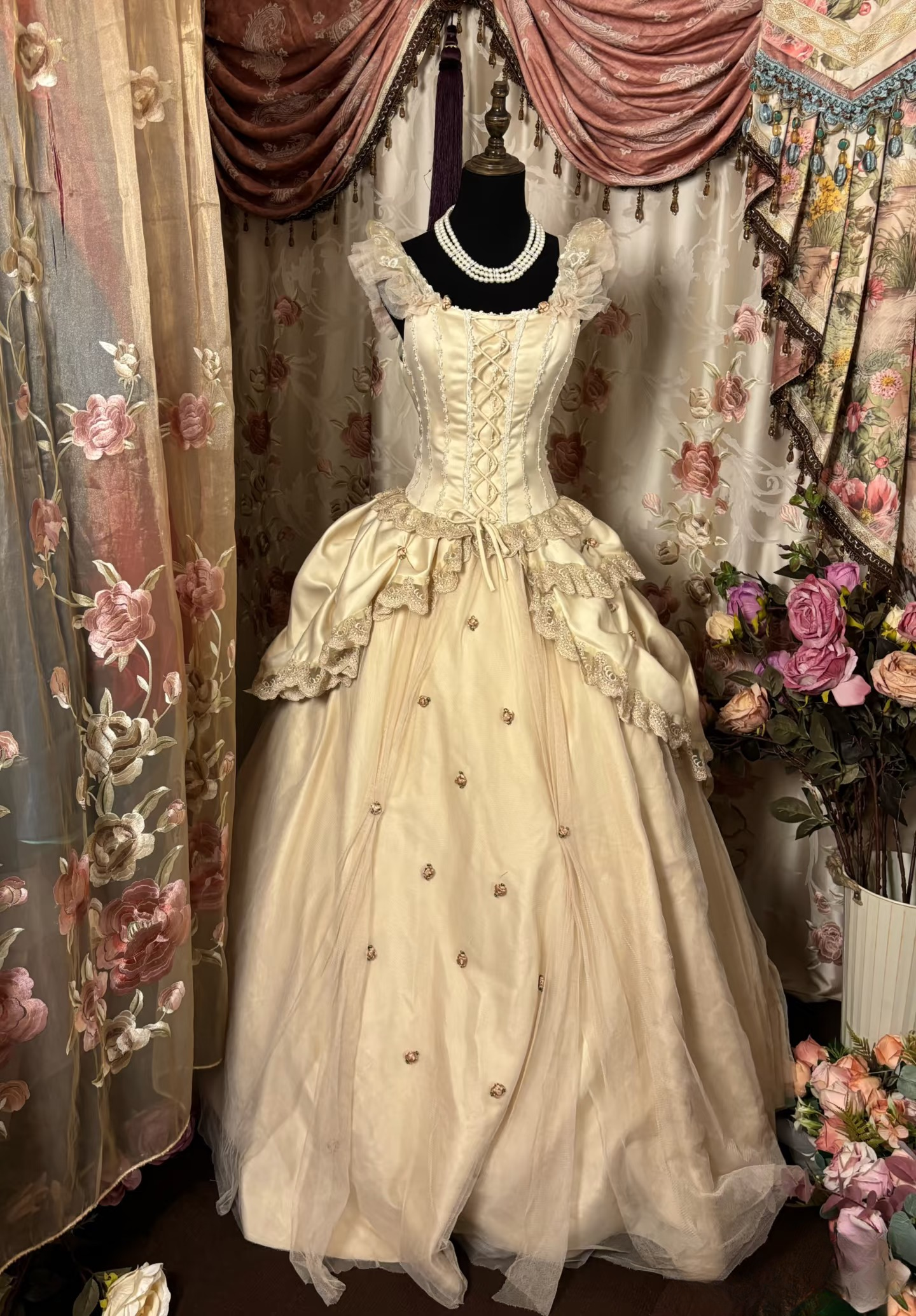 Robe de bal vintage à col carré ornée d'appliqués et de volants, longue, idéale pour une quinceañera, un anniversaire de 15 ou 16 ans (AU294).