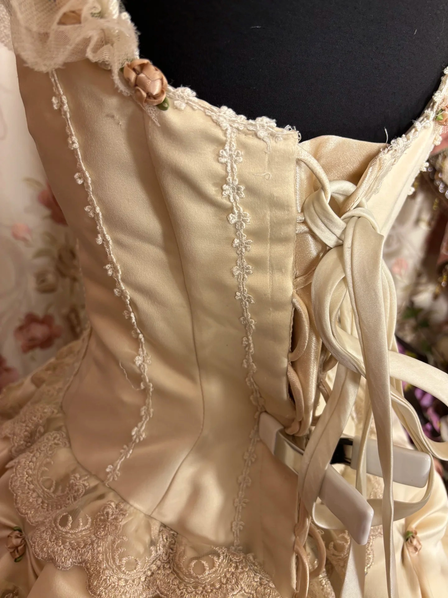 Robe de bal vintage à col carré ornée d'appliqués et de volants, longue, idéale pour une quinceañera, un anniversaire de 15 ou 16 ans (AU294).