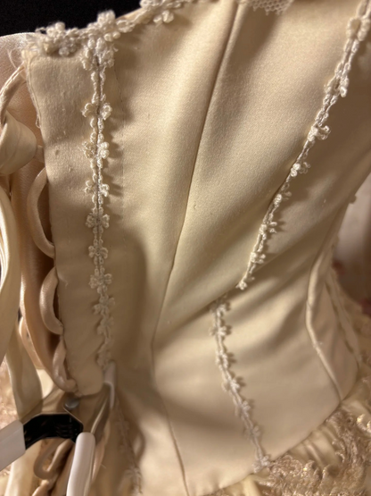 Robe de bal vintage à col carré ornée d'appliqués et de volants, longue, idéale pour une quinceañera, un anniversaire de 15 ou 16 ans (AU294).