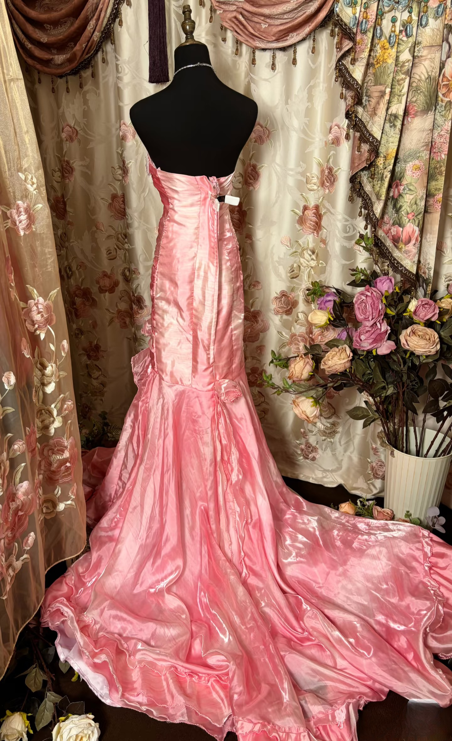 Magnifique robe de bal longue sirène bustier en organza rose des années 70, sans manches et ornée de volants, référence AU303