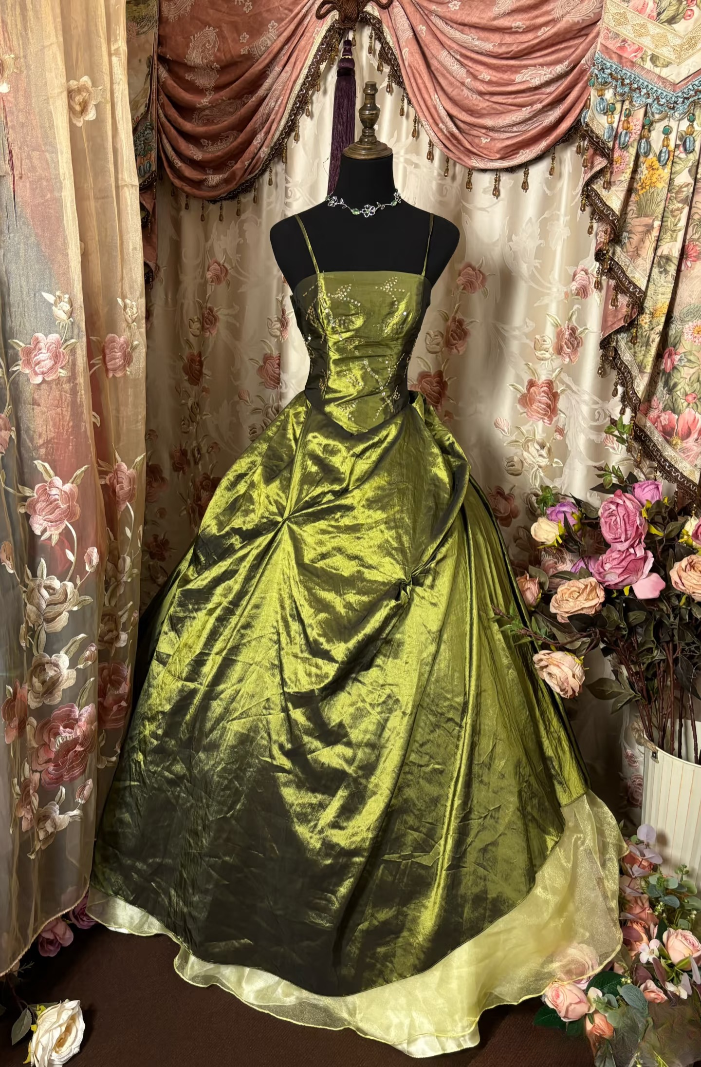 Robe de bal éblouissante vert olive à fines bretelles et ornée de perles et de volants, longue, idéale pour une quinceañera, un anniversaire de 15 ou 16 ans (AU312)