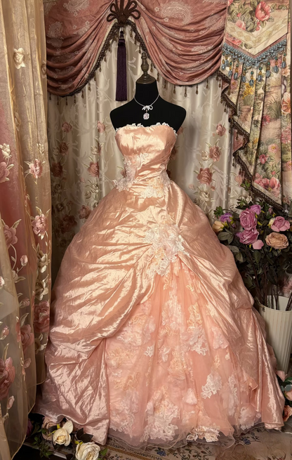 Robe de bal élégante sans bretelles en taffetas rose poudré avec dentelle et volants, longue, idéale pour une quinceañera, un anniversaire de 15 ou 16 ans (AU326)