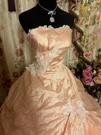 Robe de bal élégante sans bretelles en taffetas rose poudré avec dentelle et volants, longue, idéale pour une quinceañera, un anniversaire de 15 ou 16 ans (AU326)