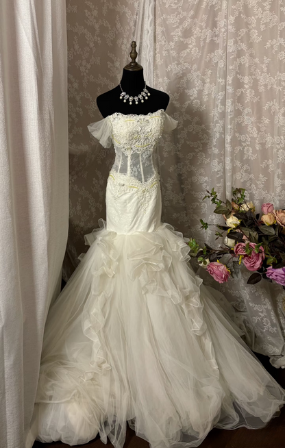 Robe de mariée longue vintage sirène en tulle blanc et dentelle, épaules dénudées, ornée d'appliqués. Robe de mariée élégante AU336