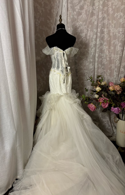 Robe de mariée longue vintage sirène en tulle blanc et dentelle, épaules dénudées, ornée d'appliqués. Robe de mariée élégante AU336