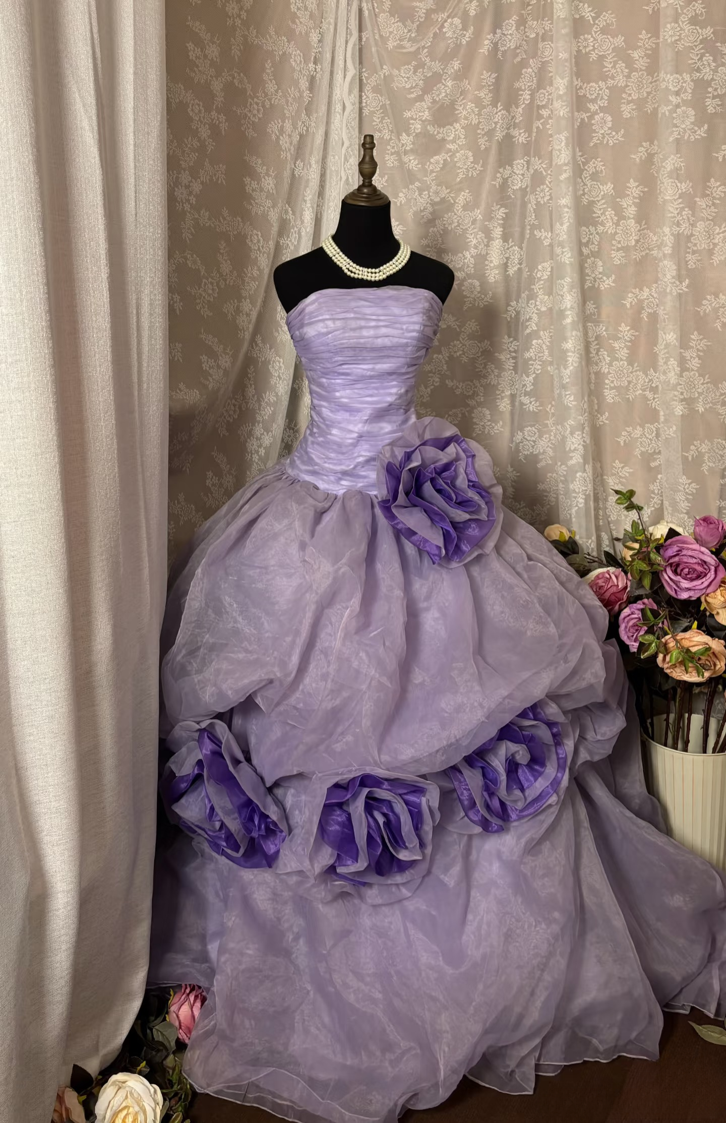 Robe de bal princesse bustier lilas sans manches à volants, longue et froncée, idéale pour une quinceañera, un anniversaire de 15 ou 16 ans (AU338)
