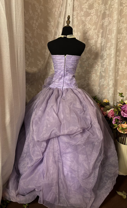 Robe de bal princesse bustier lilas sans manches à volants, longue et froncée, idéale pour une quinceañera, un anniversaire de 15 ou 16 ans (AU338)