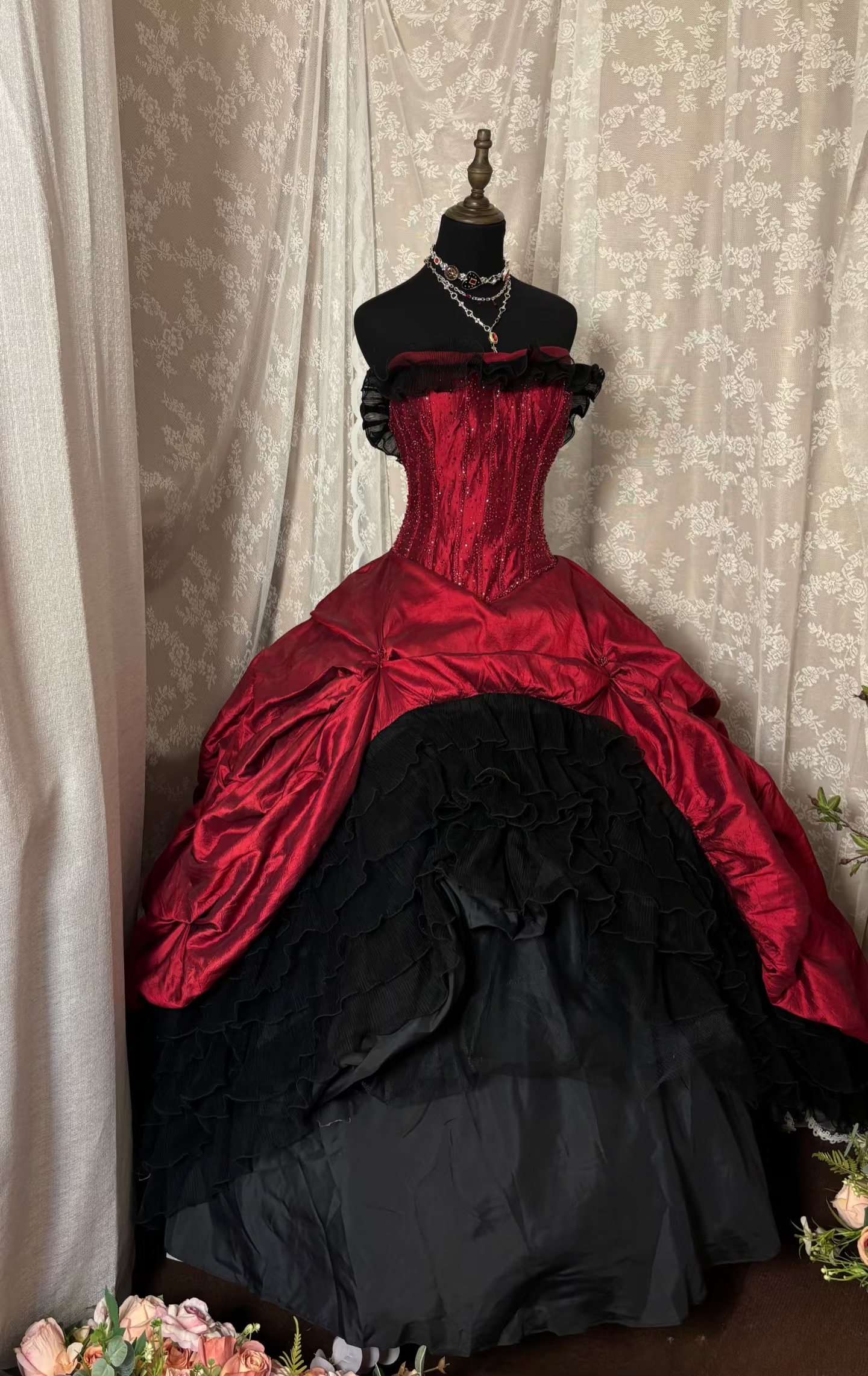 Robe de bal de princesse bustier bordeaux et noire à volants, longue et froncée, idéale pour une quinceañera, un anniversaire de 15 ou 16 ans (AU341)