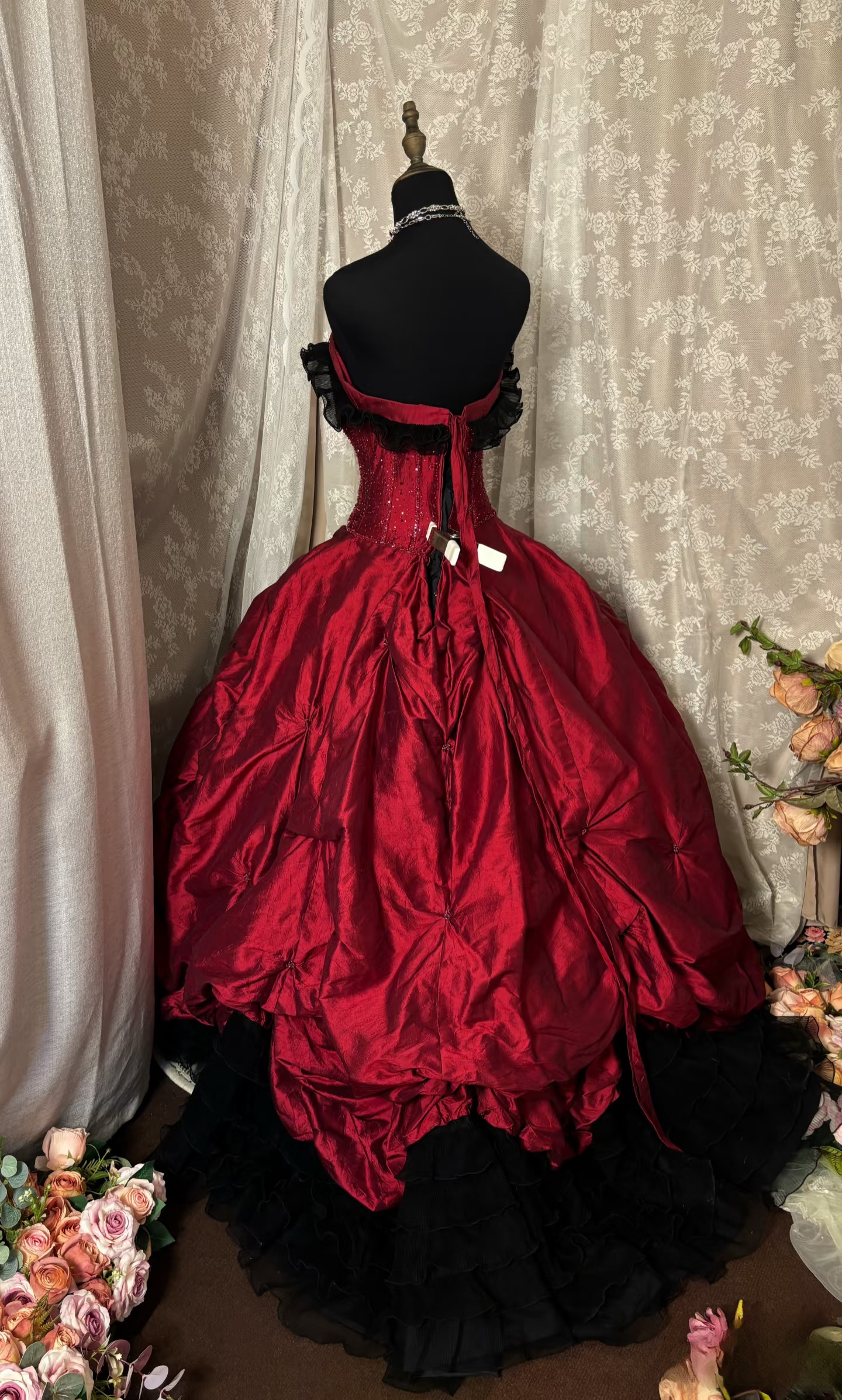 Robe de bal de princesse bustier bordeaux et noire à volants, longue et froncée, idéale pour une quinceañera, un anniversaire de 15 ou 16 ans (AU341)
