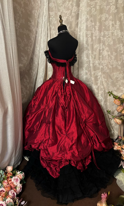Robe de bal de princesse bustier bordeaux et noire à volants, longue et froncée, idéale pour une quinceañera, un anniversaire de 15 ou 16 ans (AU341)