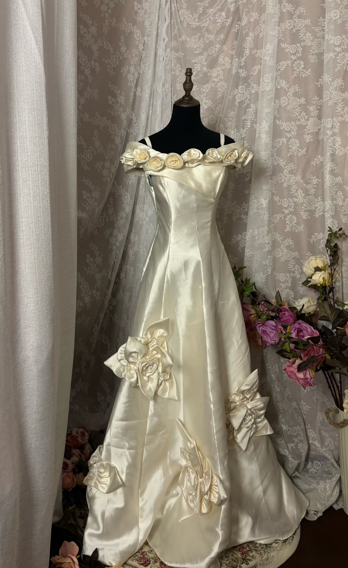 Robe de bal élégante vintage années 60, épaules dénudées, satin ivoire orné de fleurs, robe de mariée longue, robe de mariée chic AU344