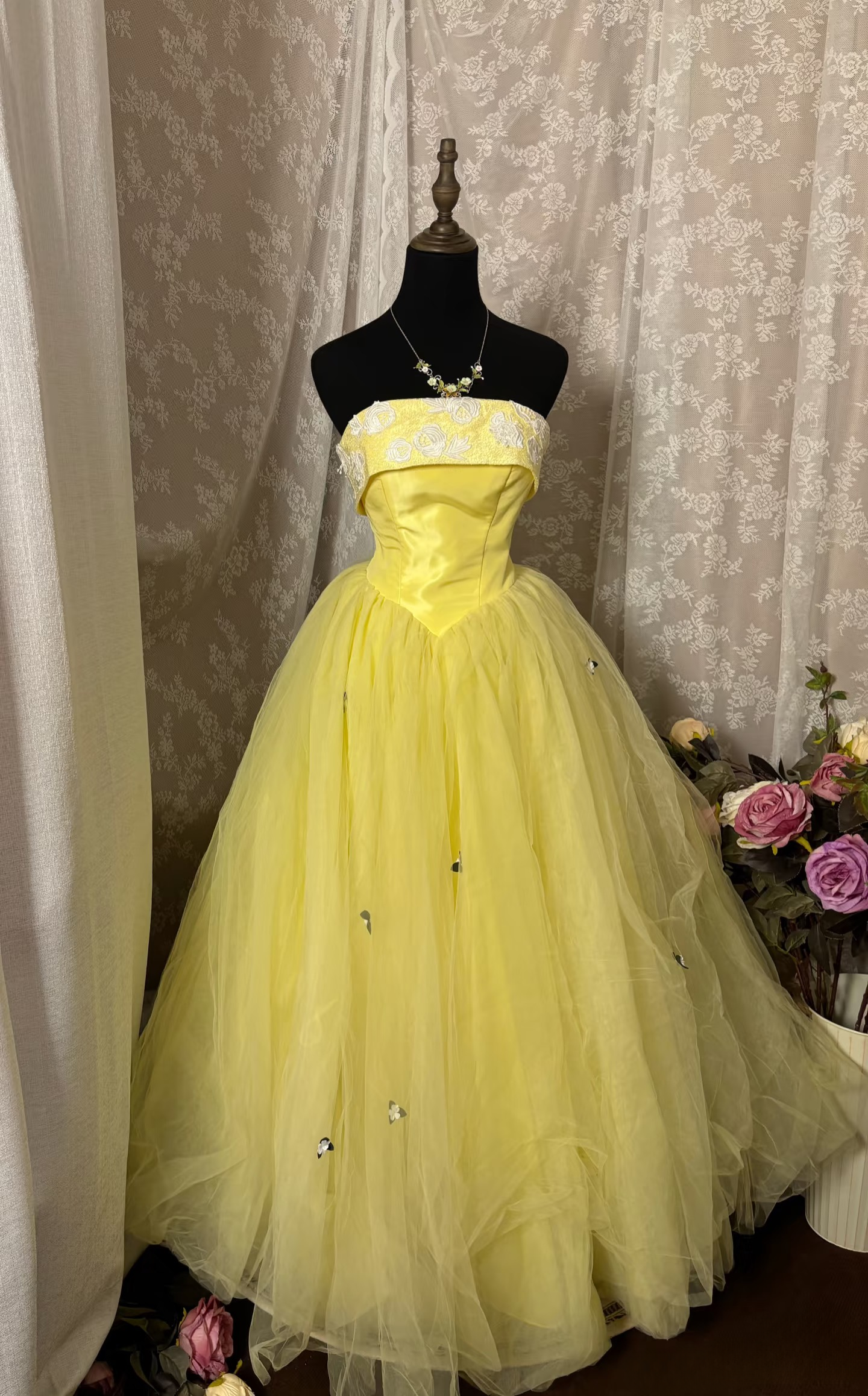 Robe de bal de princesse jaune bustier avec application de dentelle, longue et esthétique, idéale pour une quinceañera, un anniversaire de 15 ou 16 ans (AU345)