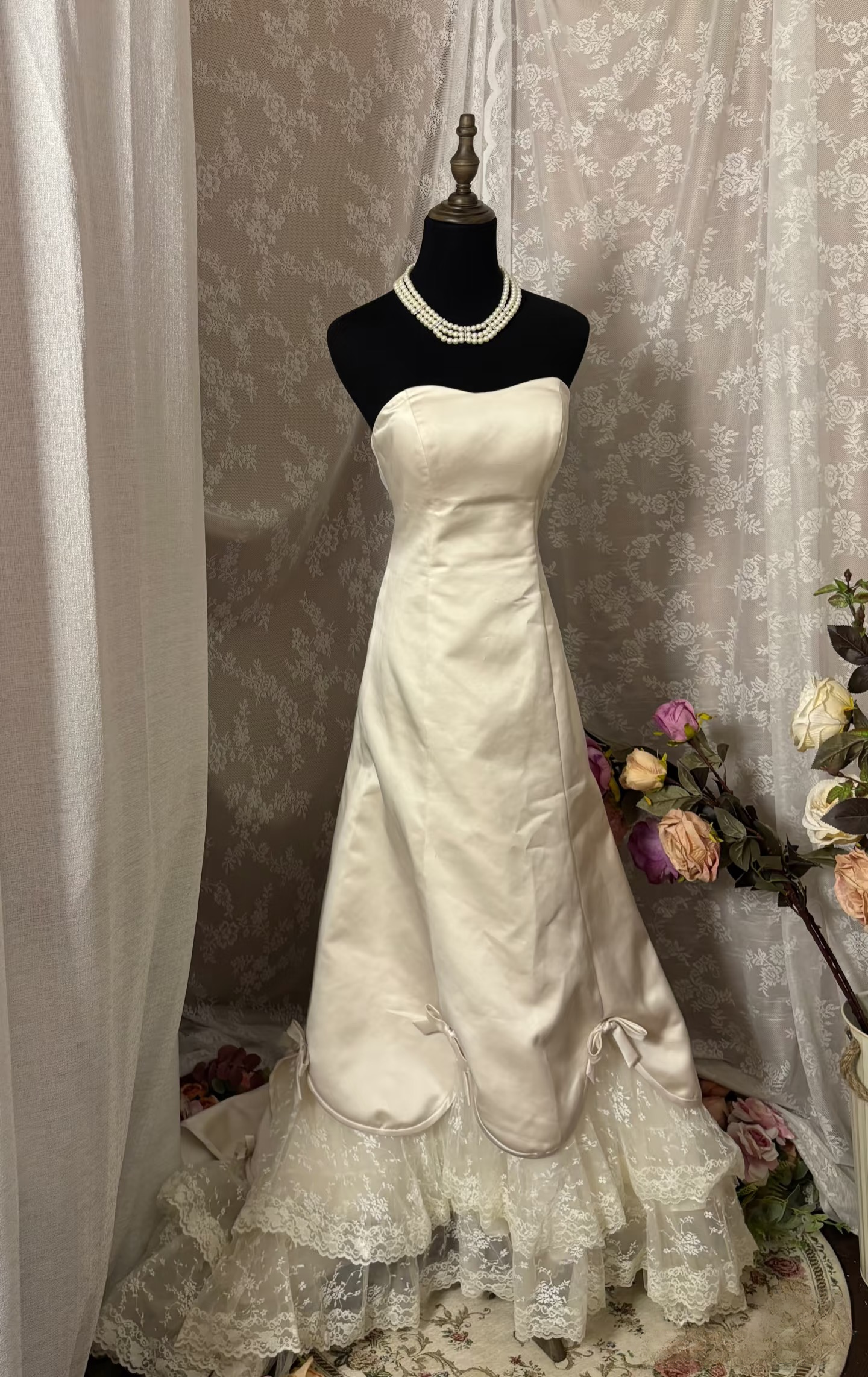 Robe de mariée longue vintage élégante, coupe trapèze, décolleté cœur, sans manches, dentelle ivoire, plusieurs couches, style années 60. Robe de mariée longue et chic AU352