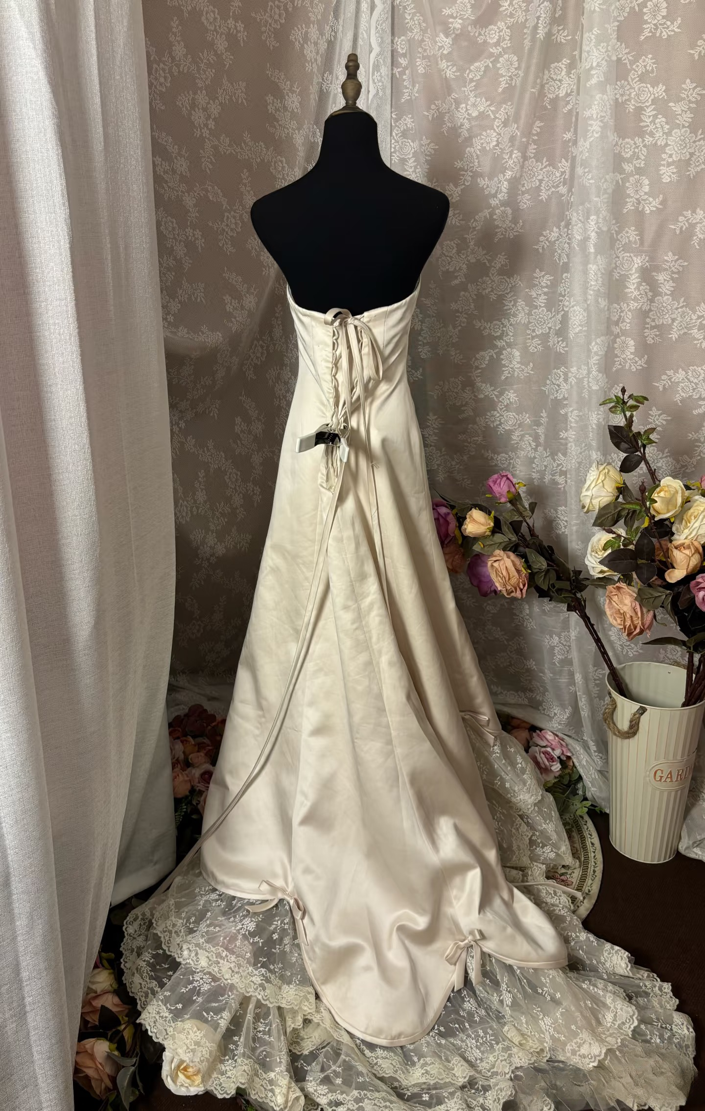 Robe de mariée longue vintage élégante, coupe trapèze, décolleté cœur, sans manches, dentelle ivoire, plusieurs couches, style années 60. Robe de mariée longue et chic AU352