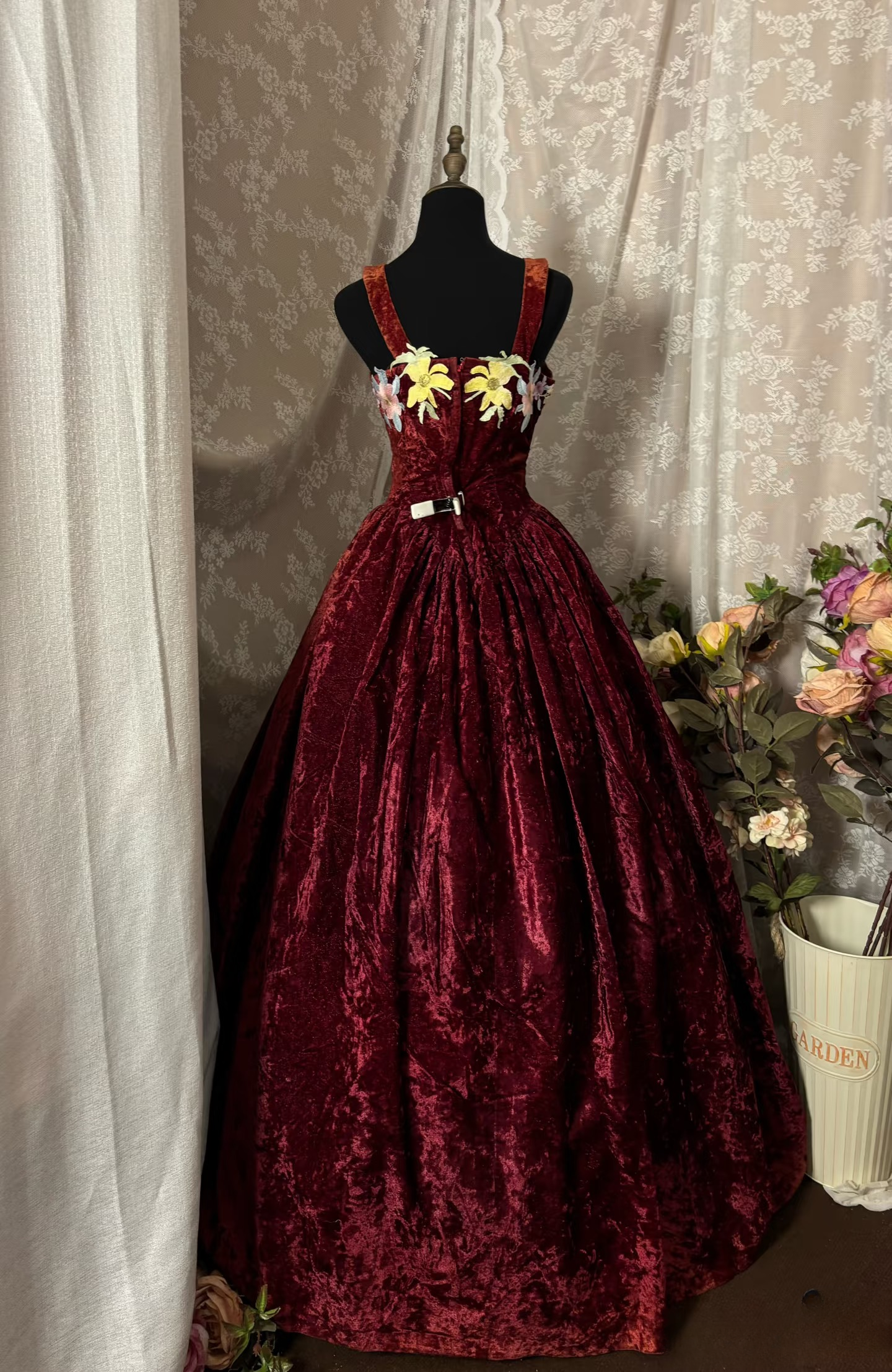 Robe de bal princesse à bretelles en velours bordeaux avec applications de dentelle, longue et élégante, idéale pour une quinceañera, un anniversaire de 15 ou 16 ans (AU355)