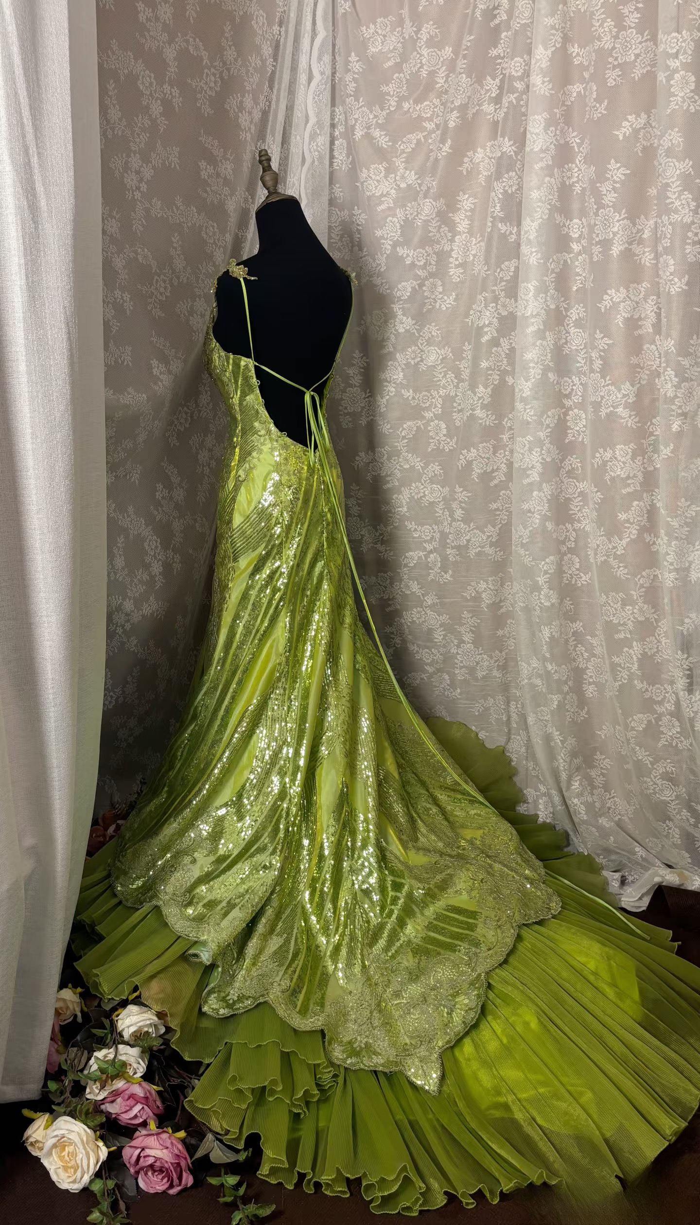 Robe de bal longue vintage sirène à col en V, sequins verts et perles, ornée de pierres précieuses, idéale pour les soirées formelles et les jeunes filles (AU293)