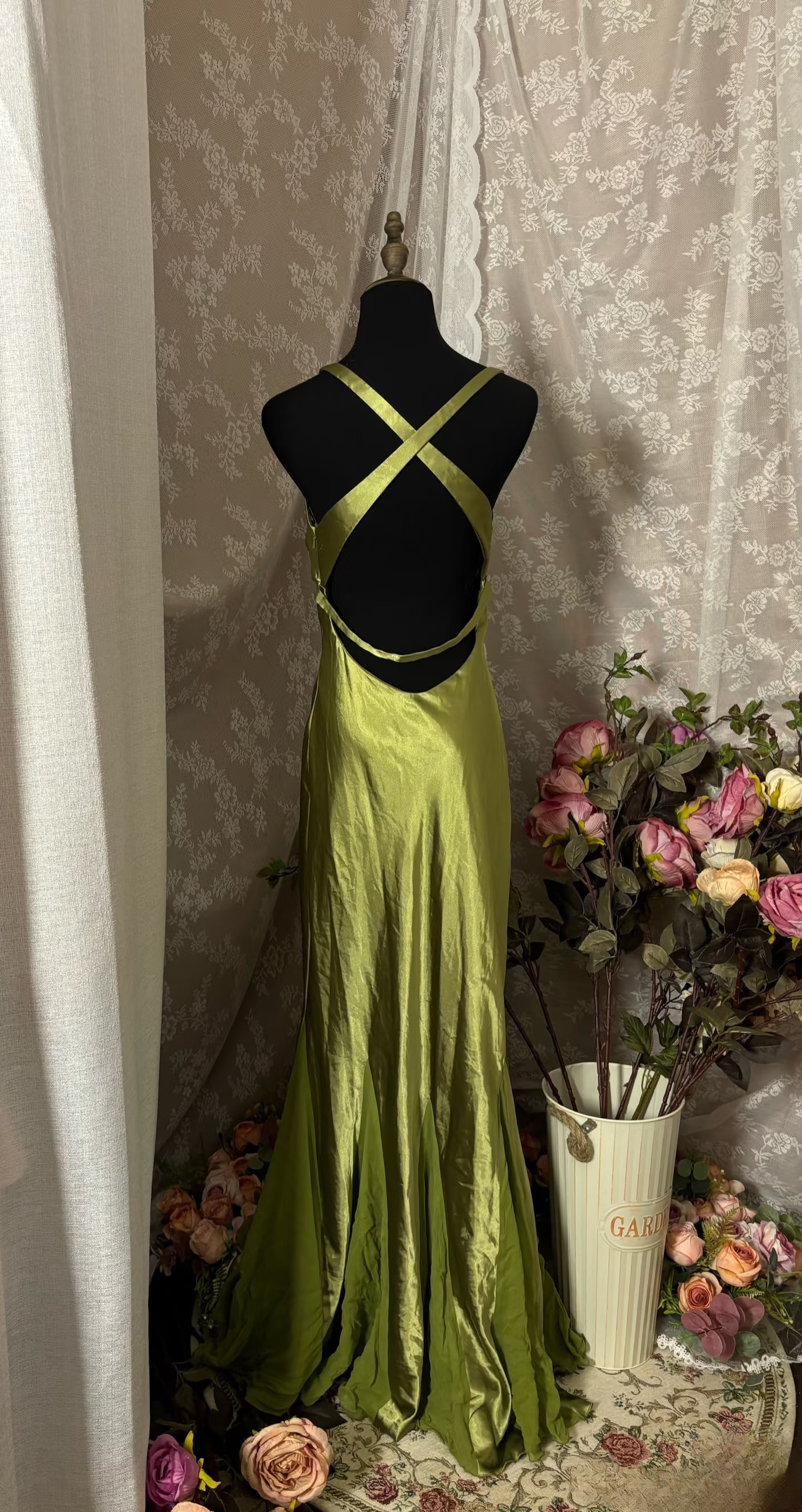 Robe de bal longue vintage sirène en satin vert olive, dos nu, bretelles croisées, col en V, idéale pour les soirées formelles et les adolescentes (AU362)
