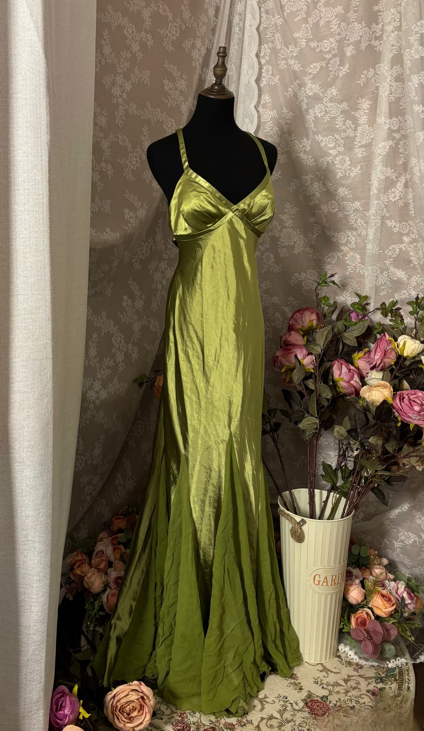 Robe de bal longue vintage sirène en satin vert olive, dos nu, bretelles croisées, col en V, idéale pour les soirées formelles et les adolescentes (AU362)