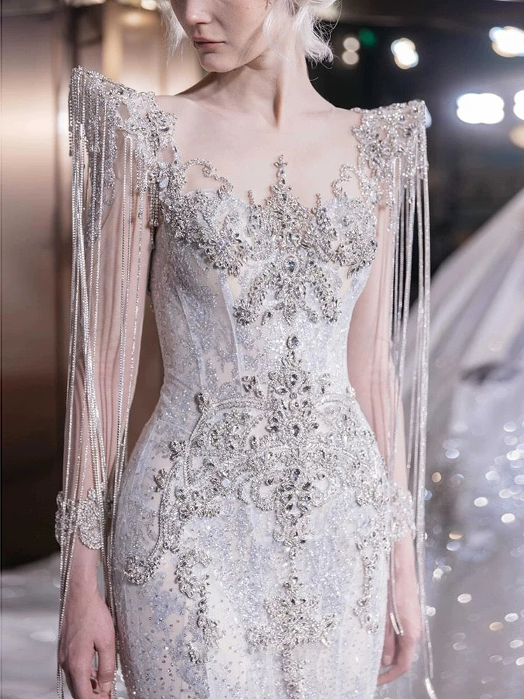 Robe de mariée longue d'été, sirène sexy, col rond, en tulle ornée de perles argentées et de pierres précieuses. Robe de mariée élégante AU387