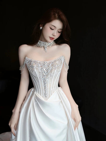 Robe de mariée longue sirène sexy en satin blanc fendue, ornée de perles argentées et de pierres précieuses. Robe de mariée élégante AU389