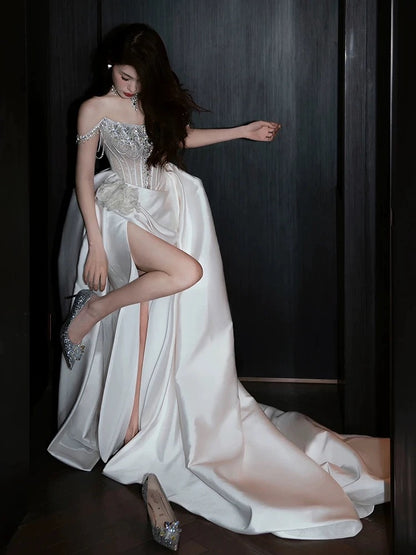 Robe de mariée longue sirène sexy en satin blanc fendue, ornée de perles argentées et de pierres précieuses. Robe de mariée élégante AU389