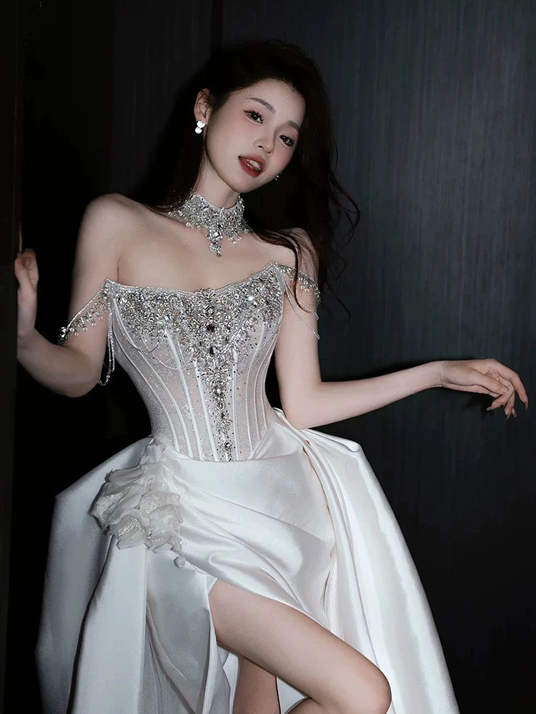 Robe de mariée longue sirène sexy en satin blanc fendue, ornée de perles argentées et de pierres précieuses. Robe de mariée élégante AU389