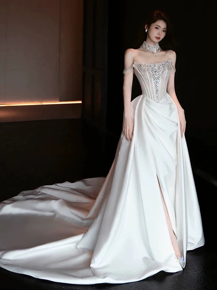 Robe de mariée longue sirène sexy en satin blanc fendue, ornée de perles argentées et de pierres précieuses. Robe de mariée élégante AU389