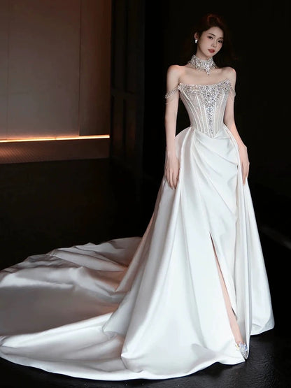 Robe de mariée longue sirène sexy en satin blanc fendue, ornée de perles argentées et de pierres précieuses. Robe de mariée élégante AU389