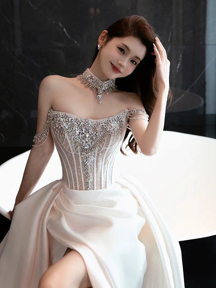 Robe de mariée longue sirène sexy en satin blanc fendue, ornée de perles argentées et de pierres précieuses. Robe de mariée élégante AU389