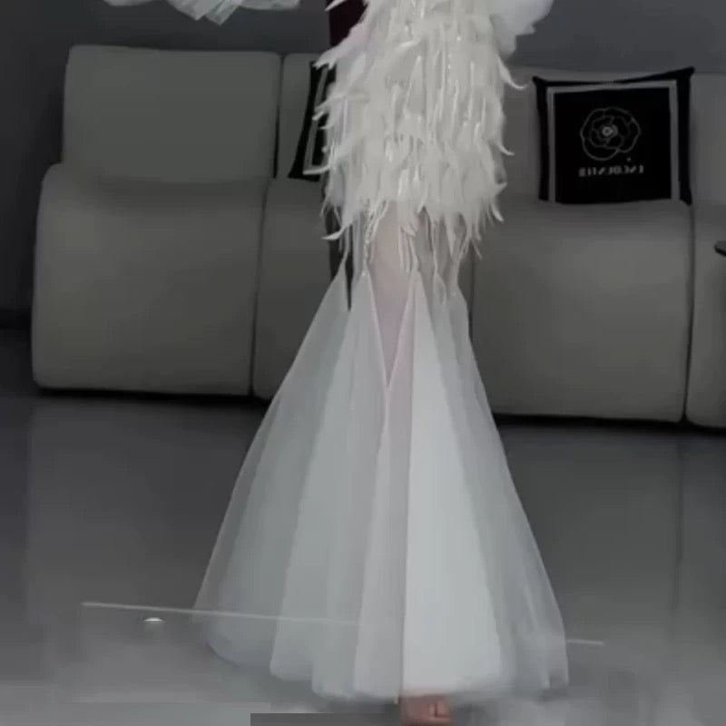 Robe de bal longue sirène vintage en tulle blanc ornée de perles et de plumes, idéale pour les soirées formelles et les jeunes filles (AU392)