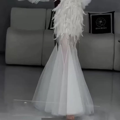 Robe de bal longue sirène vintage en tulle blanc ornée de perles et de plumes, idéale pour les soirées formelles et les jeunes filles (AU392)