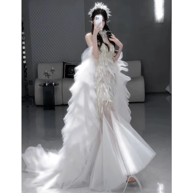 Robe de bal longue sirène vintage en tulle blanc ornée de perles et de plumes, idéale pour les soirées formelles et les jeunes filles (AU392)