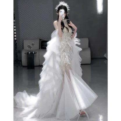Robe de bal longue sirène vintage en tulle blanc ornée de perles et de plumes, idéale pour les soirées formelles et les jeunes filles (AU392)