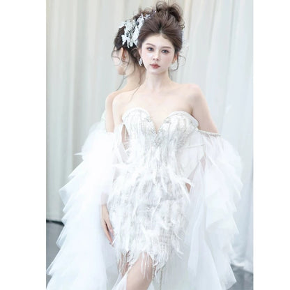 Robe de bal longue sirène vintage en tulle blanc ornée de perles et de plumes, idéale pour les soirées formelles et les jeunes filles (AU392)