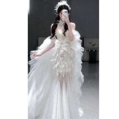 Robe de bal longue sirène vintage en tulle blanc ornée de perles et de plumes, idéale pour les soirées formelles et les jeunes filles (AU392)