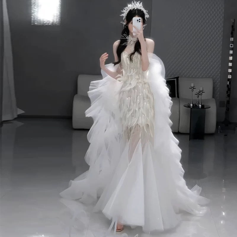 Robe de bal longue sirène vintage en tulle blanc ornée de perles et de plumes, idéale pour les soirées formelles et les jeunes filles (AU392)