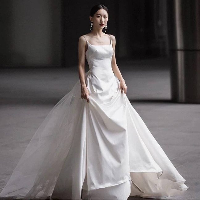 Robe de mariée princesse en satin blanc à bretelles spaghetti, robe de mariée d'automne de conte de fées AU455