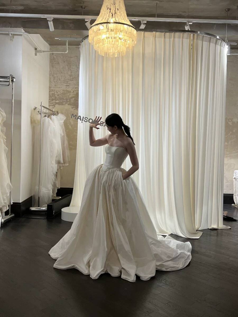 Dreamy Ball Gown Strapless Satin Wedding Dress Fairytale Long Wedding Dresses AU469