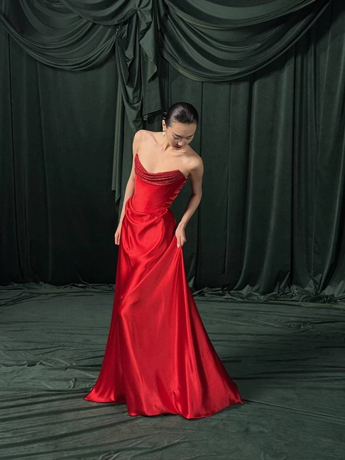 Robe de bal longue en satin rouge, élégante, style sirène, décolleté en cœur, inspiration robe de bal, robe de remise de diplôme, AU489