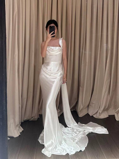 Robe de mariée sirène intemporelle à une épaule sans manches en satin ivoire Robes de mariée de conte de fées AU501