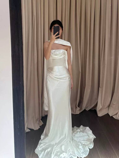 Robe de mariée sirène intemporelle à une épaule sans manches en satin ivoire Robes de mariée de conte de fées AU501