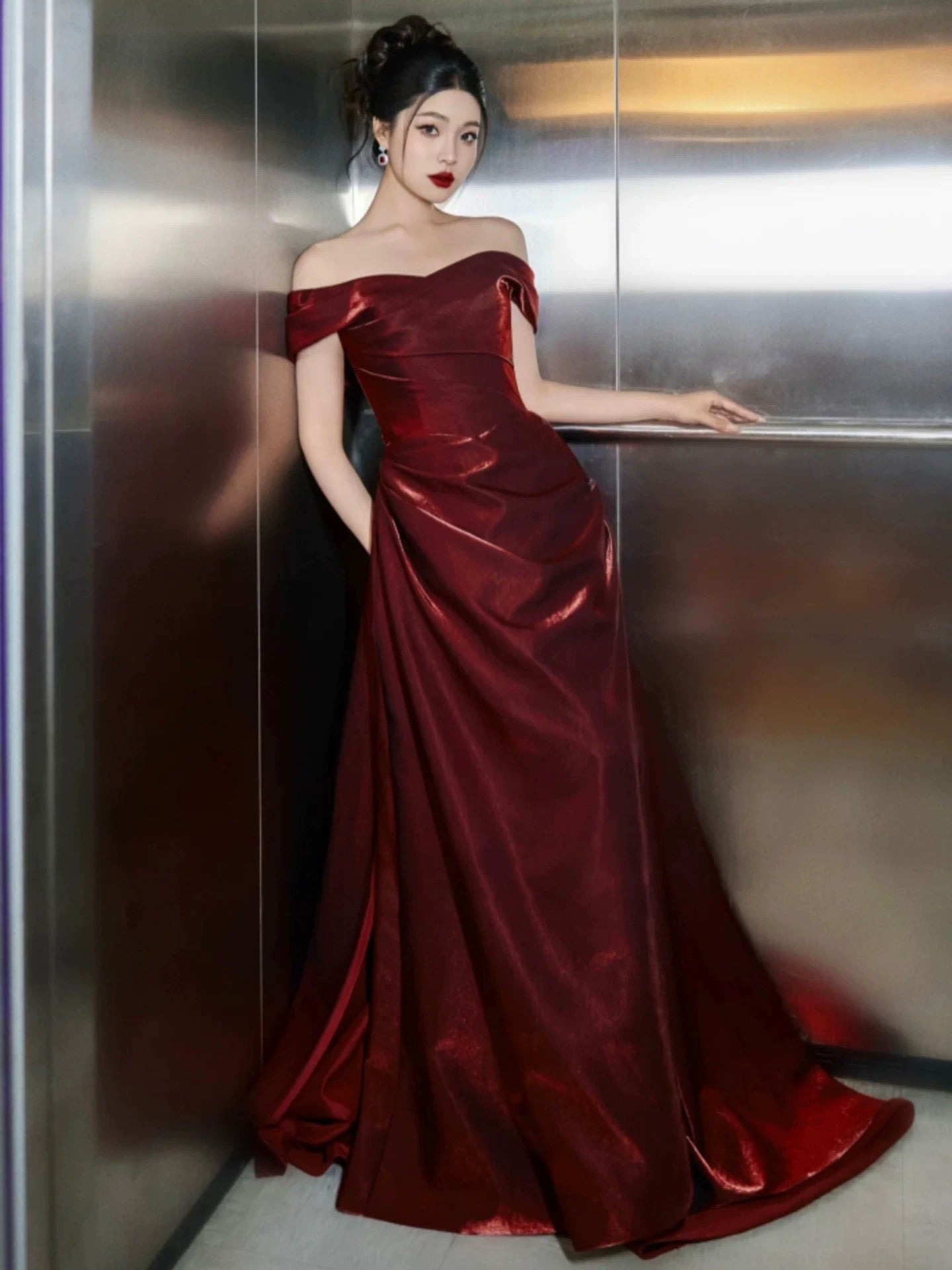 Robe de bal longue en satin bordeaux, élégante, style sirène, épaules dénudées, inspiration robe de bal, robe de remise de diplôme, AU506