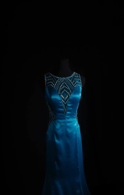 Robe de bal longue classique en satin bleu, décolleté en V, perles argentées, paillettes, dos nu, style sirène, inspiration fête, bal de promo, AU541