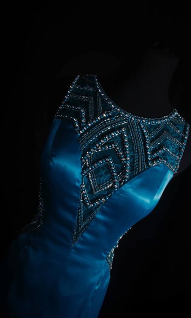Robe de bal longue classique en satin bleu, décolleté en V, perles argentées, paillettes, dos nu, style sirène, inspiration fête, bal de promo, AU541