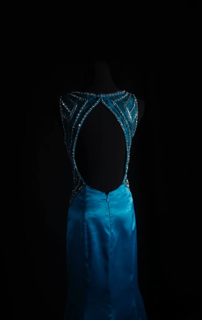 Robe de bal longue classique en satin bleu, décolleté en V, perles argentées, paillettes, dos nu, style sirène, inspiration fête, bal de promo, AU541