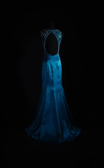 Robe de bal longue classique en satin bleu, décolleté en V, perles argentées, paillettes, dos nu, style sirène, inspiration fête, bal de promo, AU541