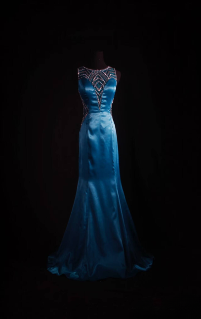 Robe de bal longue classique en satin bleu, décolleté en V, perles argentées, paillettes, dos nu, style sirène, inspiration fête, bal de promo, AU541