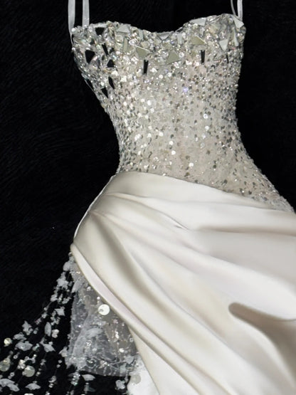 Robe de mariée sirène en satin à décolleté cœur, ornée de perles, coupe ajustée, style conte de fées, AU611